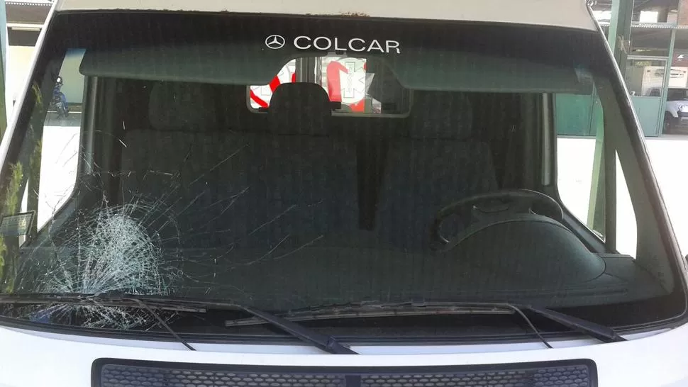 PARABRISAS ROTO. La ambulancia del Siprosa que fue atacada en Alderetes. FOTOs GENTILEZA SIPROSA