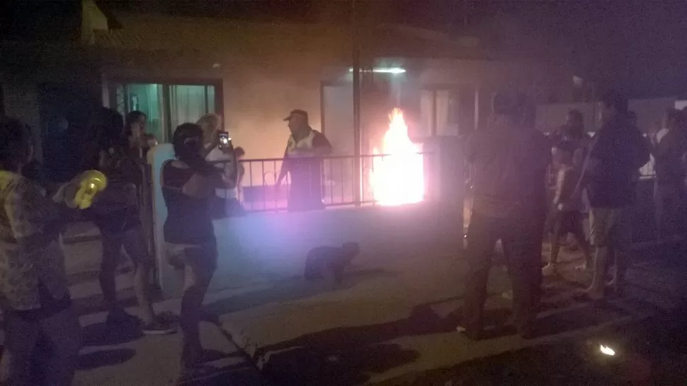 FUEGO Y PROTESTA. Vecinos de San Andrés llevaron su malestar hasta la comisaría de la localidad. FOTO ENVIADA POR UN LECTOR A TRAVÉS DE WHATSAPP