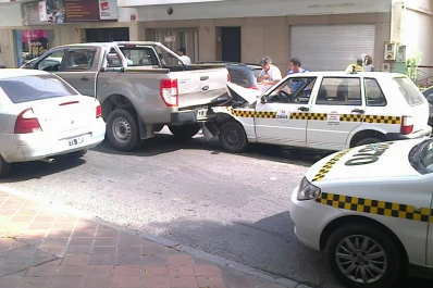 Un taxi chocó una camioneta en el microcentro