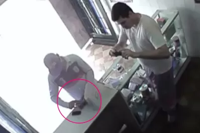 Simuló ser un cliente, robó dos celulares y quedó filmado