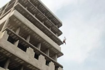 ISIS tiró a un hombre de un edificio y sobrevivió; abajo lo mataron a pedradas