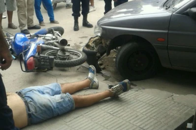 Esperó que salga de trabajar y lo chocó con su auto