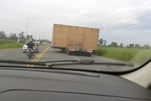 El camión y su carga ocupaban dos carriles más la banquina de la Ruta 301, en San Pablo