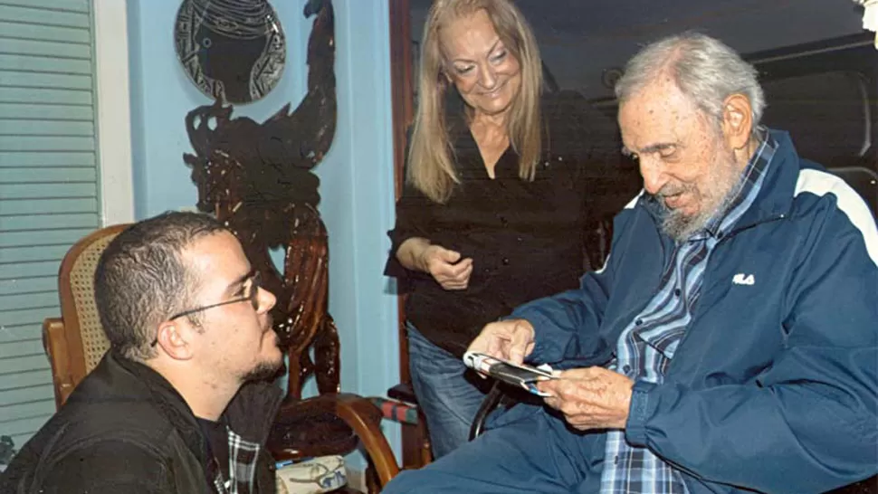 ENCUENTRO. Castro recibió la visita de Randy Perdomo García, líder de la FEU. FOTO TOMADA DE GRANMA.CU