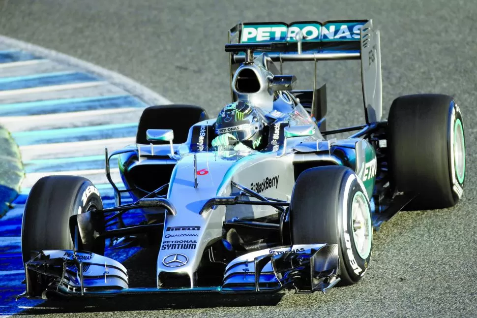 DURMIENDO CON EL ENEMIGO. Nico Rosberg y Lewis Hamilton tomándose una “selfie” junto al flamante F1 06 Hybrid, a bordo del que reeditarán este año la feroz lucha por el título que mantuvieron en 2014. fotos de  Prensa Mercedes F1