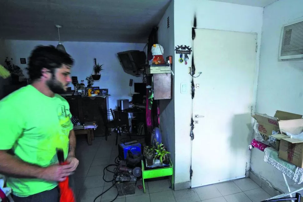 AFLICCIÓN. Mario Domínguez (foto) decidió sellar la puerta de entrada de su casa para proteger a su familia.  LA GACETA / FOTOS DE DIAEGO ARÁOZ