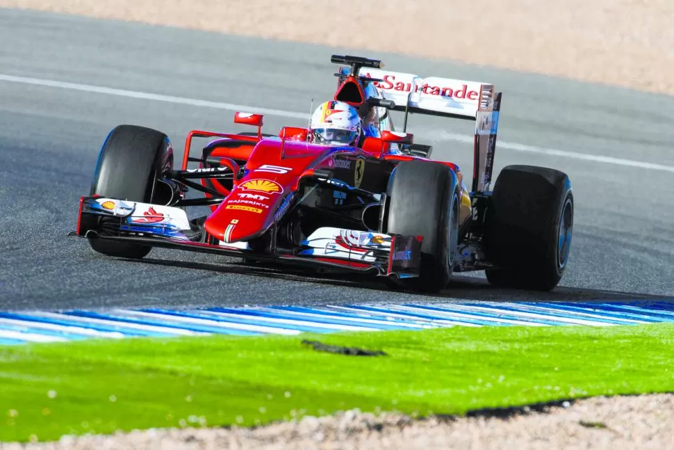UNA BALA. La Ferrari de Sebastian Vettel dominó el circuito español en los ensayos de pretemporada, pese a la lluvia.  
