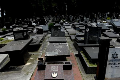 En tres meses robaron 200 placas del cementerio israelita