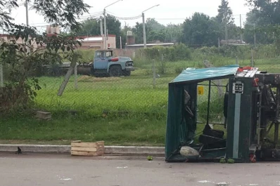 Una camioneta y un motocarro chocaron en Los Vallistos