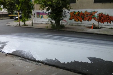 Un camión derramó pintura en barrio Sur