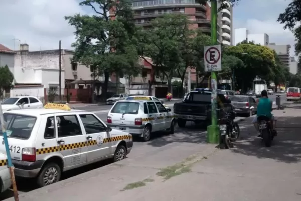 La parada de los taxis se encuentra justo donde está prohibido estacionar