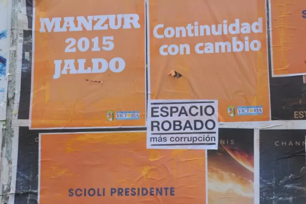 Se profundiza la “guerra de los afiches” en la ciudad