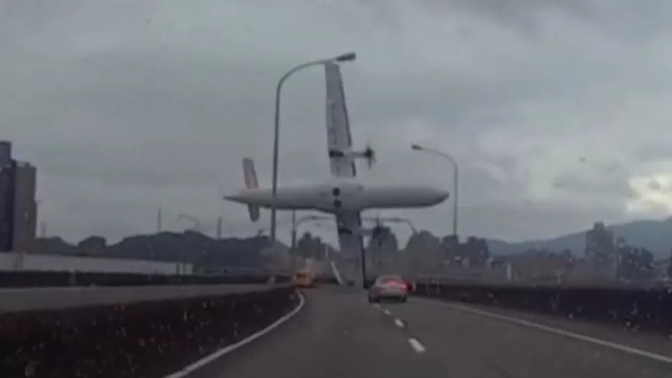 IMPACTANTE. Un vehículo grabó la caída del avión de TransAsia. REUTERS