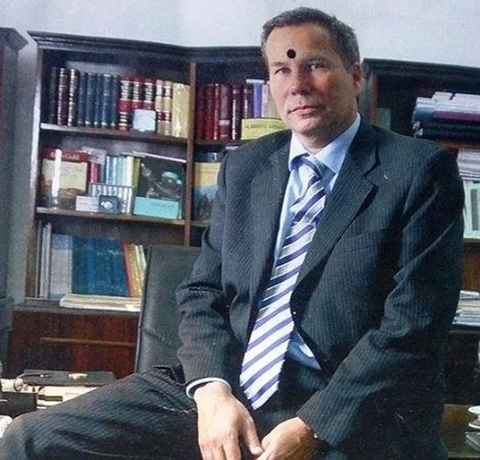 LA IMAGEN DE LA POLÉMICA. En la foto que recibió Arroyo Salgado se ve a Nisman con una marca en la frente. foto de infobae.com 