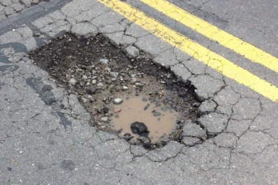 Rompió una llanta en un enorme pozo que se encuentra en el camino a Tafí del Valle