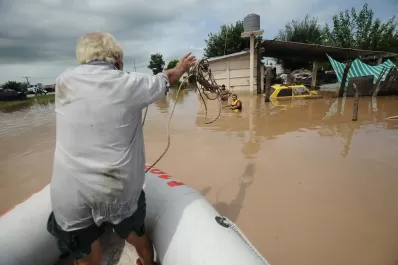 Vecinos en los techos y cultivos bajo el agua