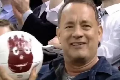 Tras 15 años, Tom Hanks se reencontró con 'Wilson' en un partido de hockey