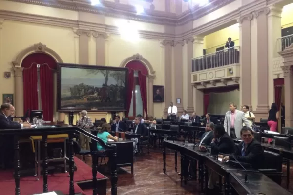 Mazzone aún debe responder por las fotos en ropa interior