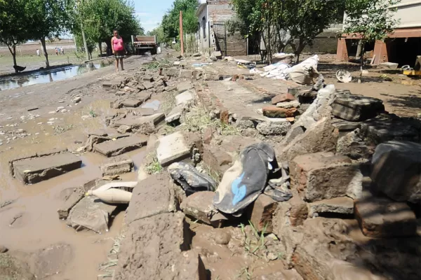 Se fue el agua, pero el barro inunda sus casas