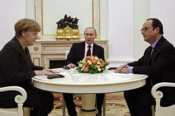 Merkel y Hollande tratan de frenar el ataque ruso a Ucrania