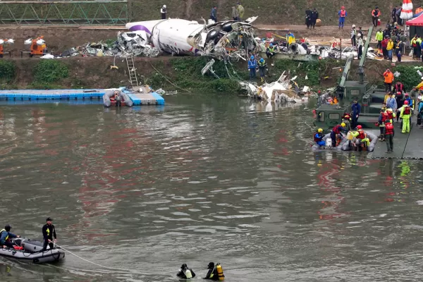 Recuperan cinco cuerpos más del avión estrellado: ya son 40 los muertos