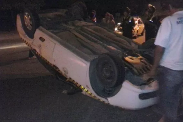 Volcó un taxi en avenida Benjamín Aráoz al 1.200