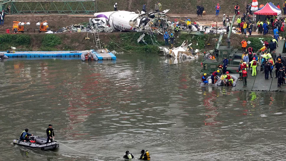 BÚSQUEDA. Aún hay tres personas desaparecidas por la tragedia de TransAsia en Taiwán. REUTERS