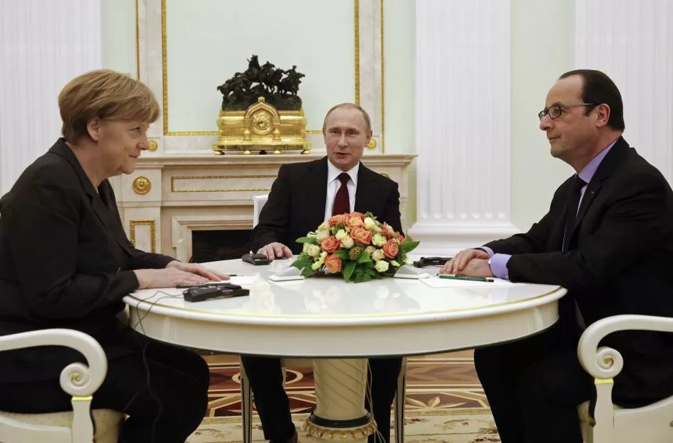 EN EL KREMLIN. Merkel, Putin y Hollande tratan de diseñar un documento que termine el enfrentamiento bélico entre Rusia y Ucrania. reuters