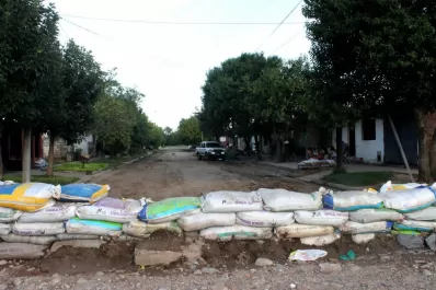 Vecinos de Alberdi levantan defensas contra la lluvia