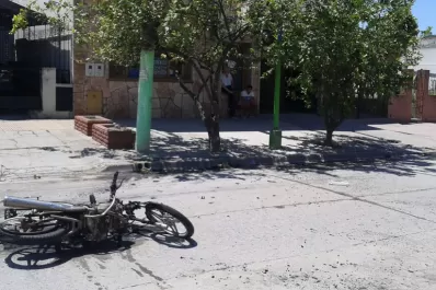 Vecinos queman la moto de un arrebatador en Villa Alem