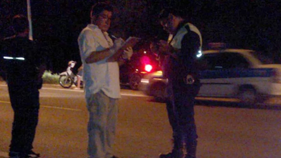 PERICIAS. Los policías buscaron testigos y pruebas en el lugar del hecho. la gaceta en whatsapp