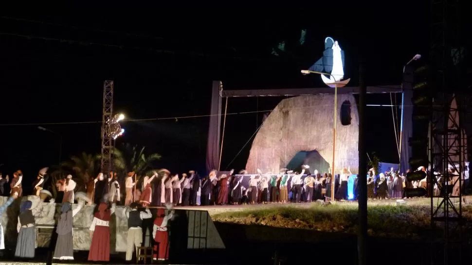 FINAL GLORIOSO. El pueblo de Lourdes saluda a María que se aparece en lo alto, en todo su esplendor. la gaceta / fotos de magena valentie