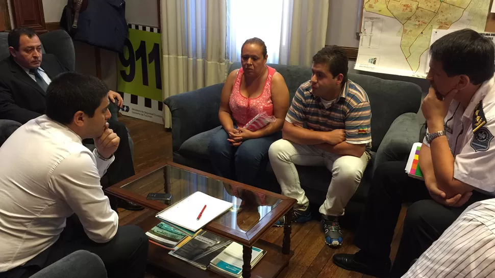 ENCUENTRO. Familiares de la joven desaparecida dialogaron con autoridades de la Policía. PRENSA MINISTERIO DE SEGURIDAD