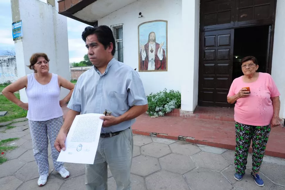 PREOCUPADO. El sacerdote muestra la denuncia del último robo del que fueron víctimas en la capilla. la gaceta / fotos de diego aráoz
