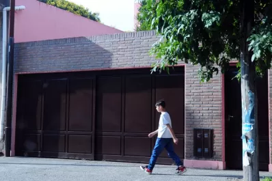 Murió luego de ser aplastada por un portón