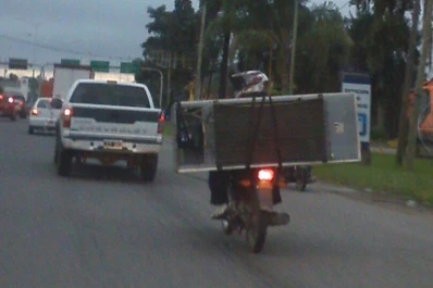 Desafió todas las reglas y cargó una heladera en la moto