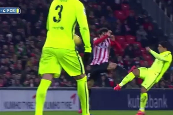 Brutal patada de Etxeita a Luis Suárez, en el partido Barcelona-Bilbao