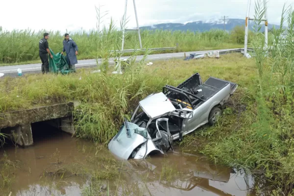 Una camioneta cayó a una alcantarilla de la autopista Tucumán-Famaillá