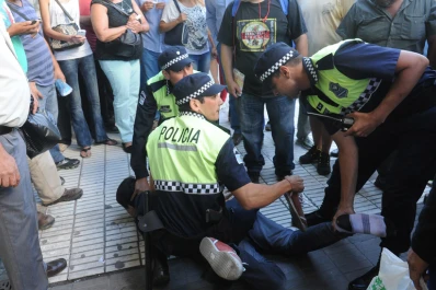 Le arrebató el celular a una mujer y los peatones lo atraparon