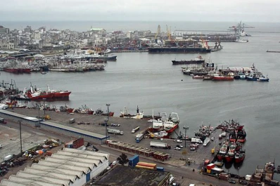 Un barco pesquero se hundió tras chocar en la entrada del puerto