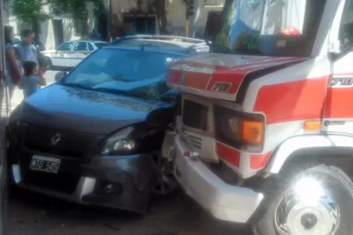 Una autobomba y un auto chocaron, y terminaron contra una casa