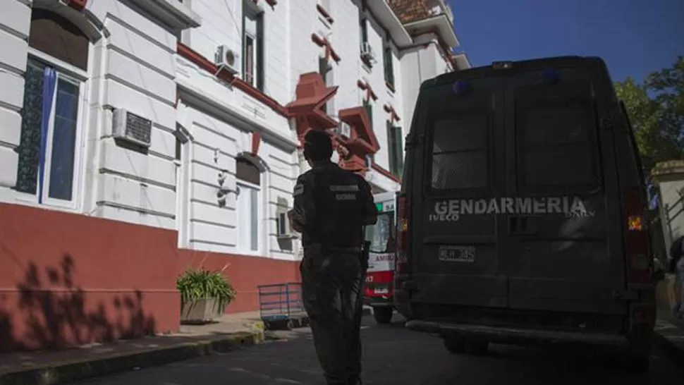 CUSTODIADOS. La intervención de Gendarmería impidió que la agresión fuera mayor contra los médicos. FOTO TOMADA DE LANACION.COM