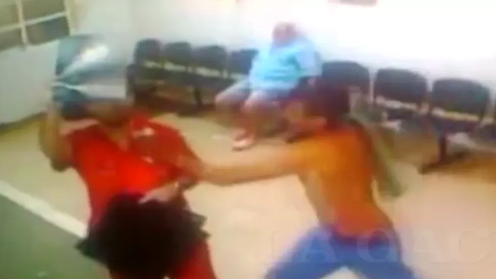 IRACUNDO. El hombre se levantó de una silla de ruedas y atacó al médico. CAPTURA DE VIDEO