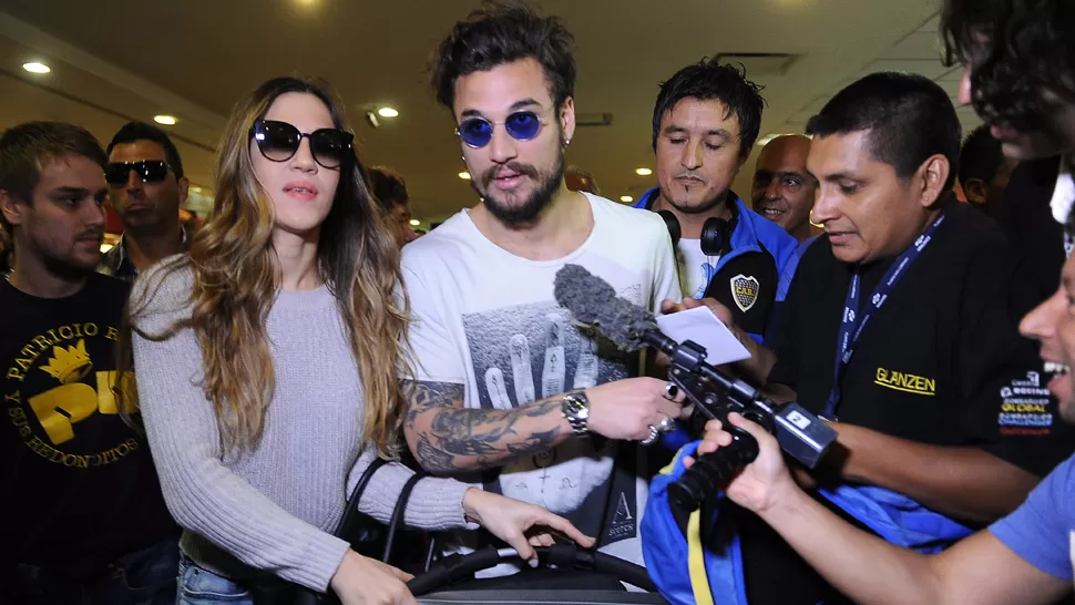 UNA ESTRELLA. El goleador llegó a Ezeiza, acompañado por su pareja Jimena Barón, y fue recibido por decenas de periodistas y fanáticos. TELAM