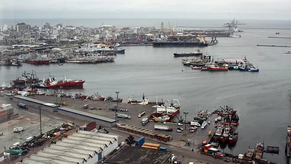 CONTRA LA ESCOLLERA. La nave chocó a metros de la entrada del puerto. FOTO TOMADA DE ELPAIS.COM.UY