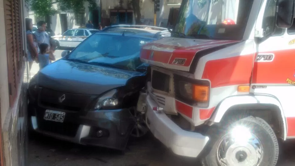 DURO IMPACTO. El auto fue arrastrado hasta el frente de una casa en la esquina de Jujuy y Rondeau. FOTO ENVIADA POR UN LECTOR