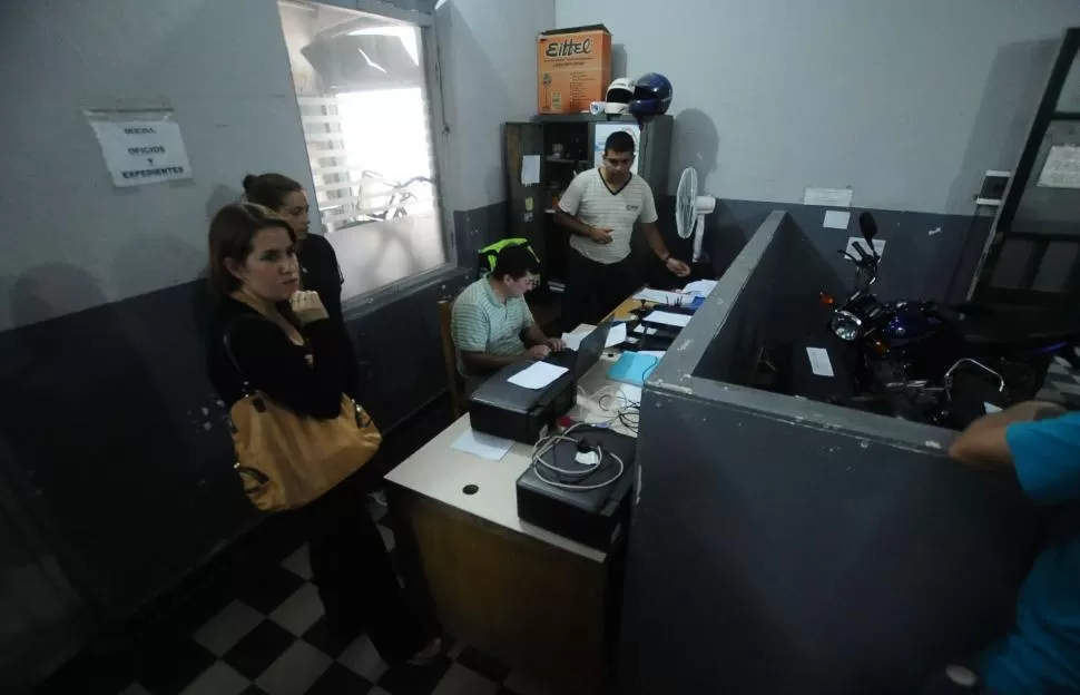 MEDIDA. Especialistas llegaron hasta la comisaría de Concepción y realizaron pericias en una computadora. la gaceta / foto de osvaldo ripoll