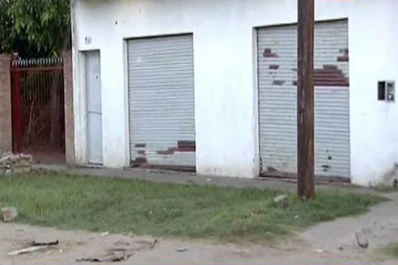 Acribillan a un gendarme delante de su familia
