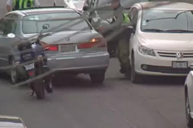 Intentaron robar las llantas de un auto y terminaron atropellando una moto de Policía