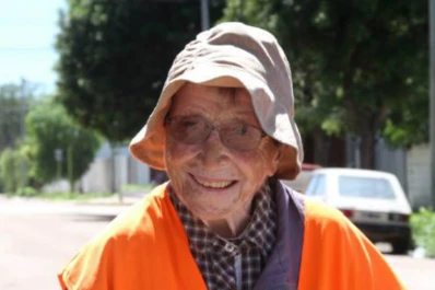 Tiene 91 años y camina desde Tucumán hacia Luján